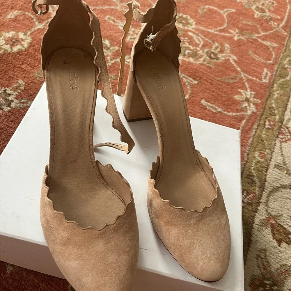 Chloe Tan Scalloped Heels, ankle strap, beige suede NWT, lid missing from box 41 - Picture 4 of 6